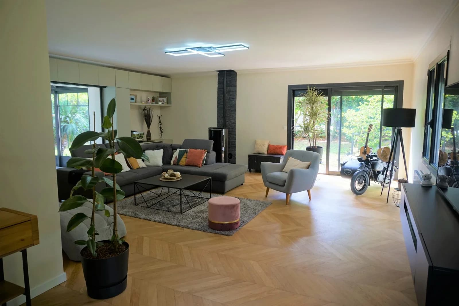 Salon dans Grand pavillon (275m²) sur un vaste terrain (1250m²) - 0