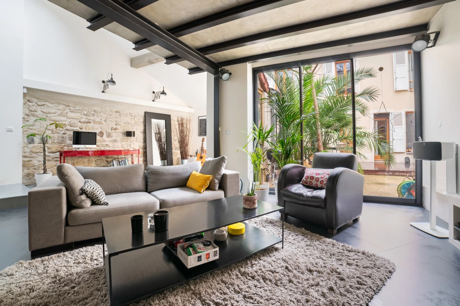 Salon dans La campagne en ville: maison de charme et son jardin - 1