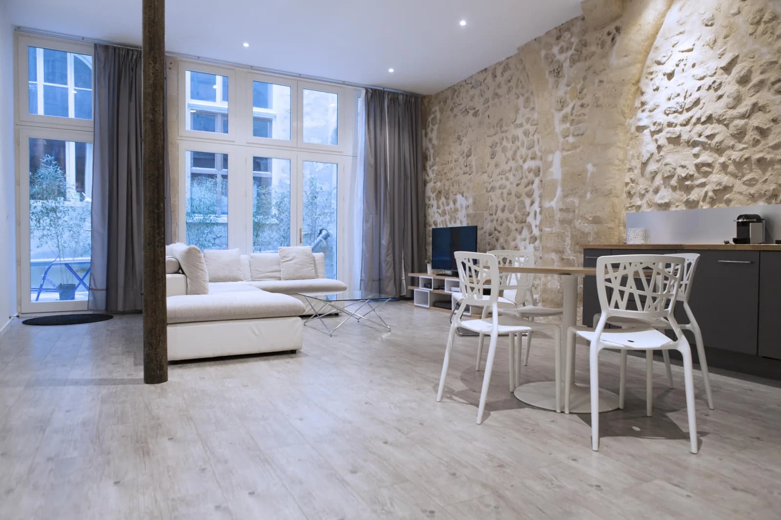 Salon dans Loft contemporain: pierre, cour privée et stationnement - 0