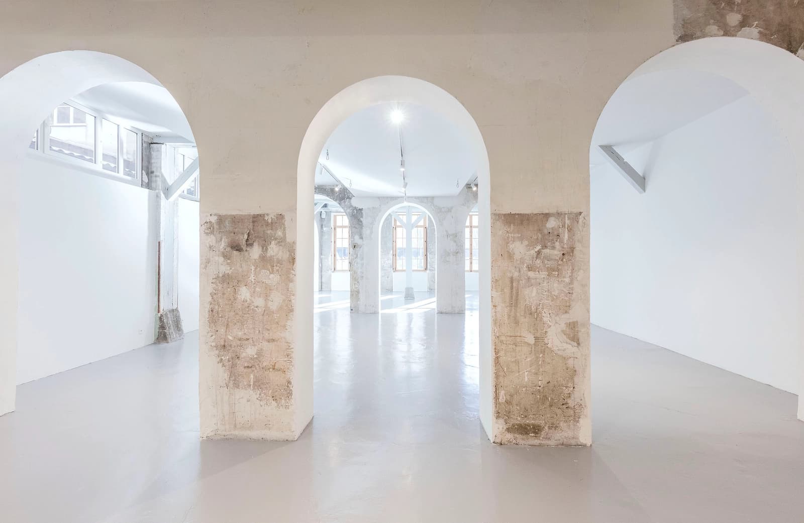 Galerie d'art au design épuré, baignée de lumière
