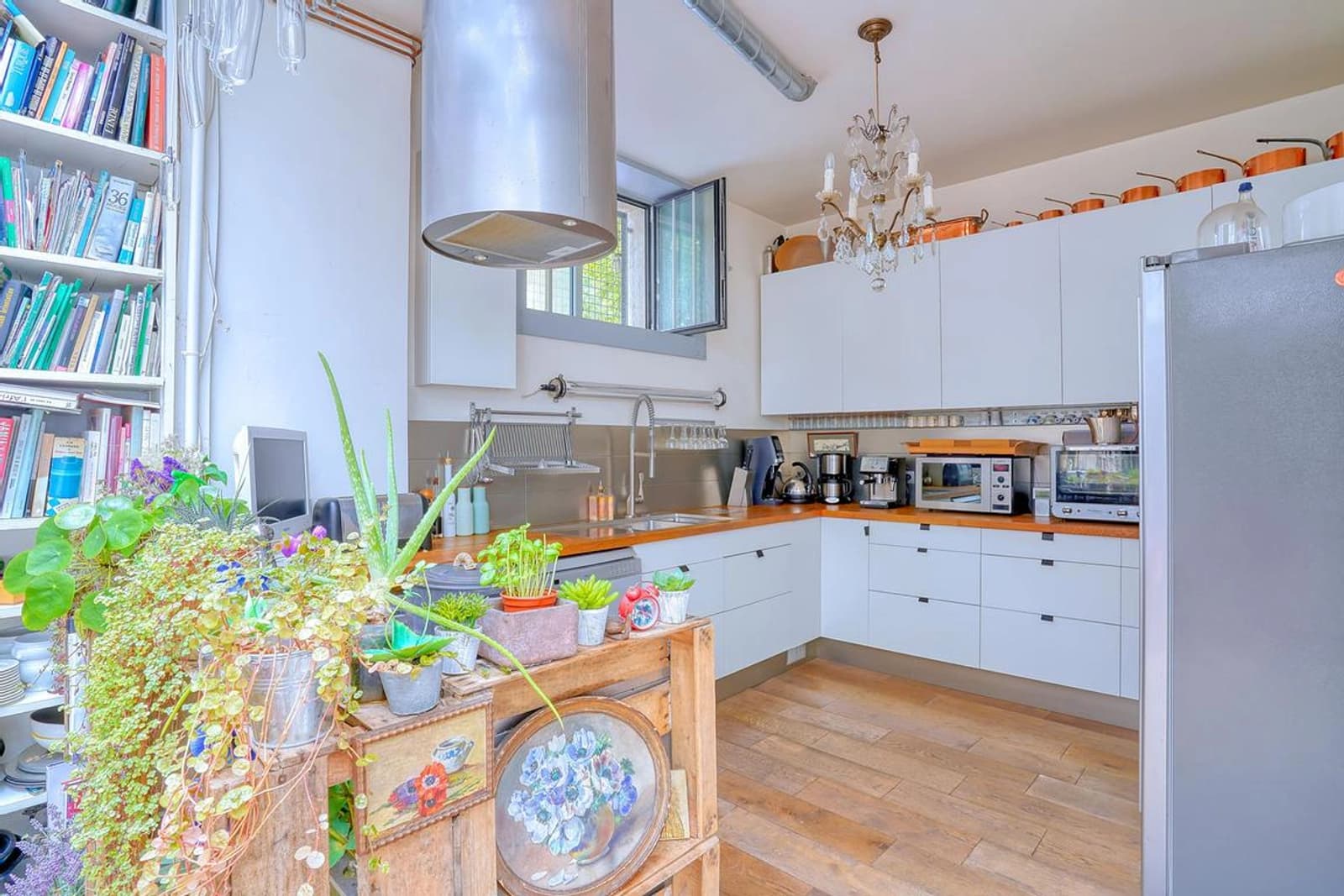 Cuisine dans Loft (240m²) sous une verrière Eiffel impressionnante - 1
