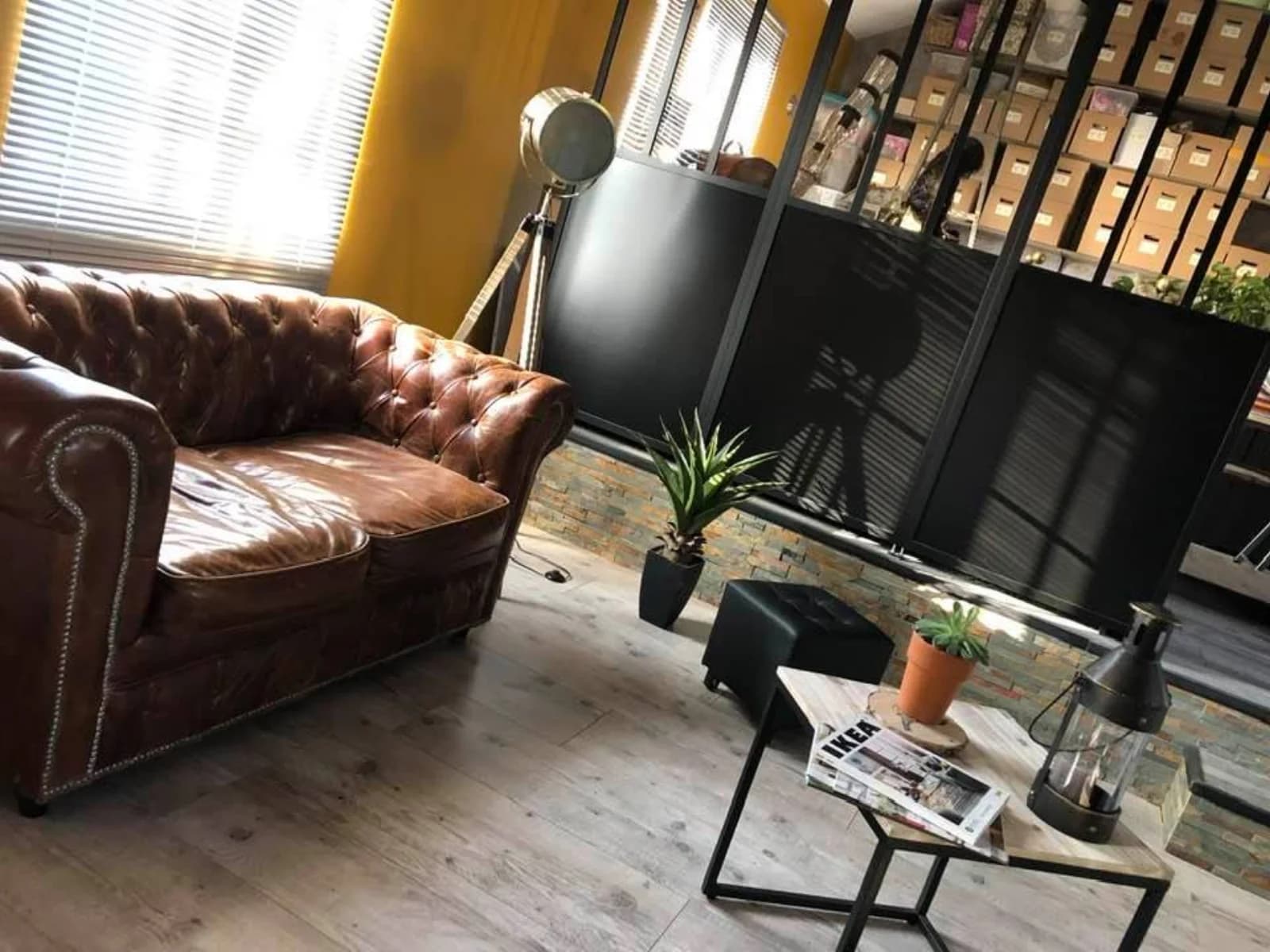 Salon dans Espace loft au cachet industriel brut et authentique - 1