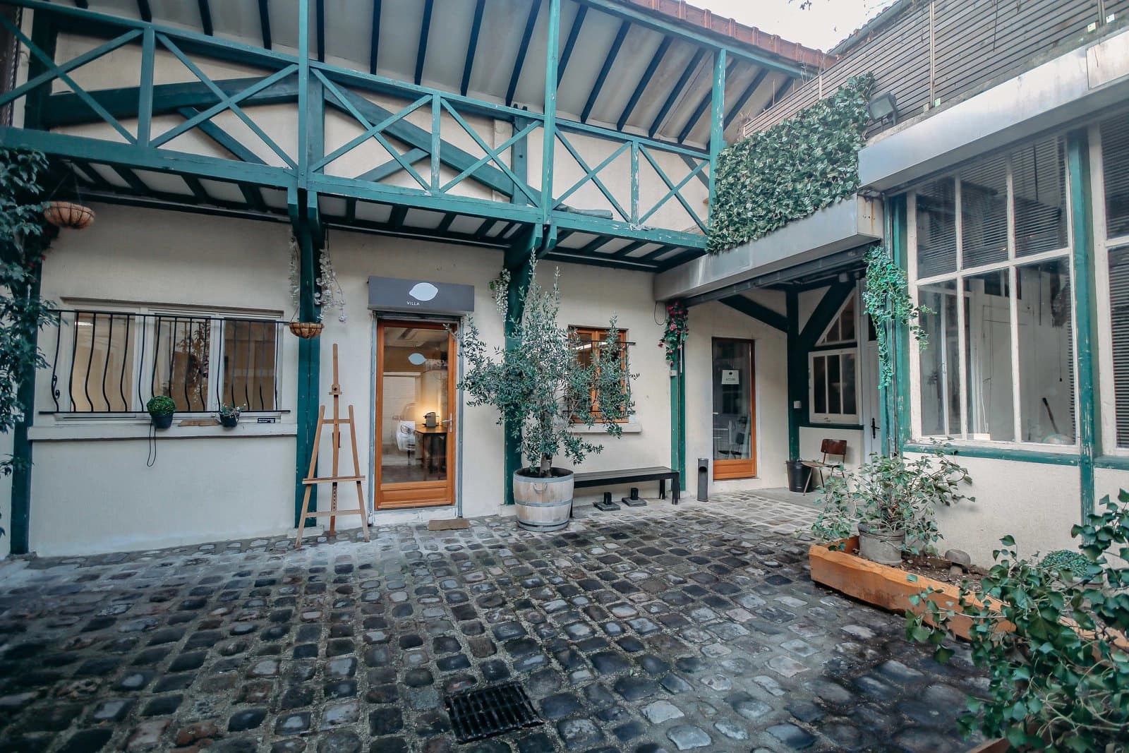 Salle de réunion dans Grande villa de charme offrant espace et authenticité - 1