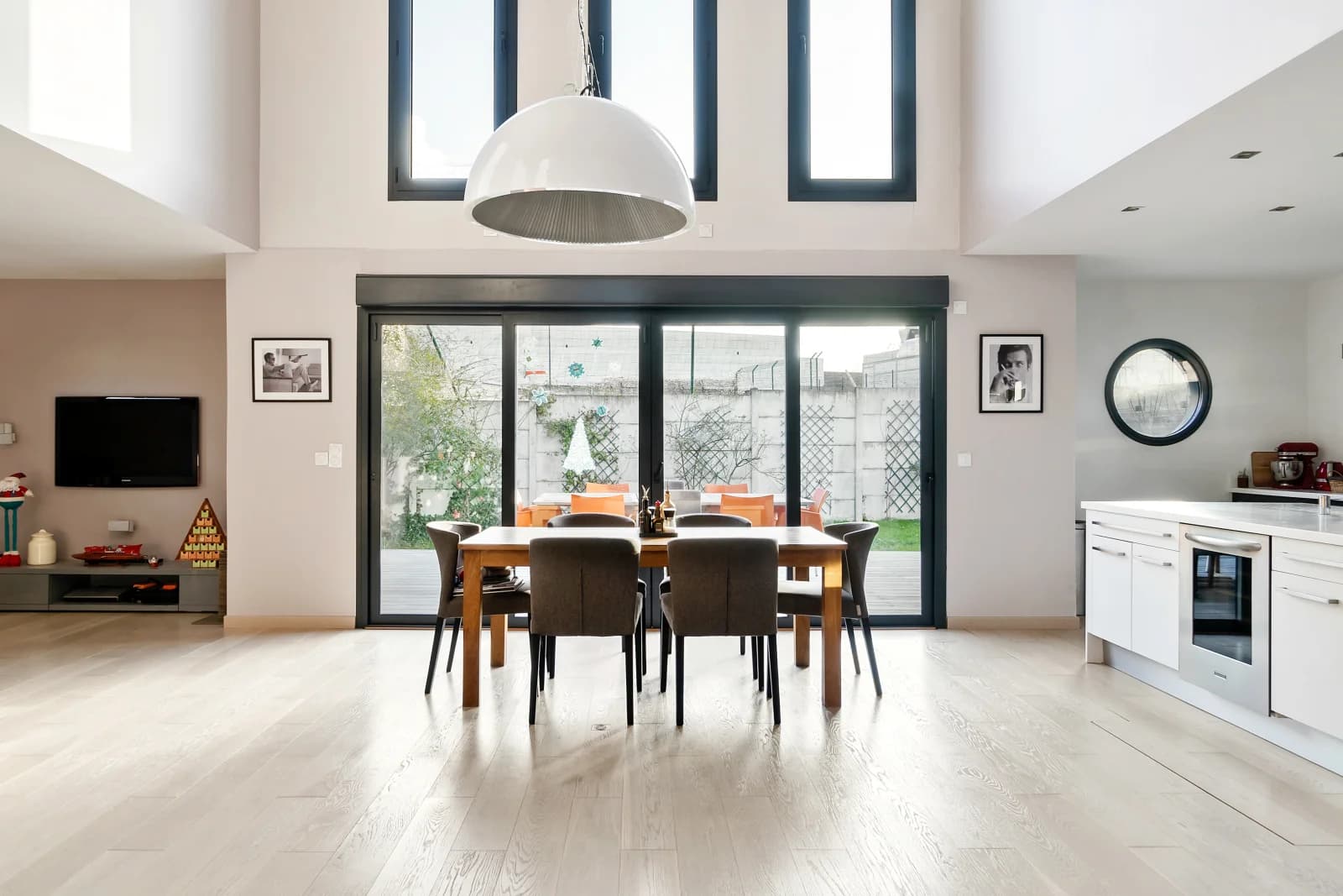 Salle de réunion dans Maison contemporaine élégante avec sa grande terrasse - 1
