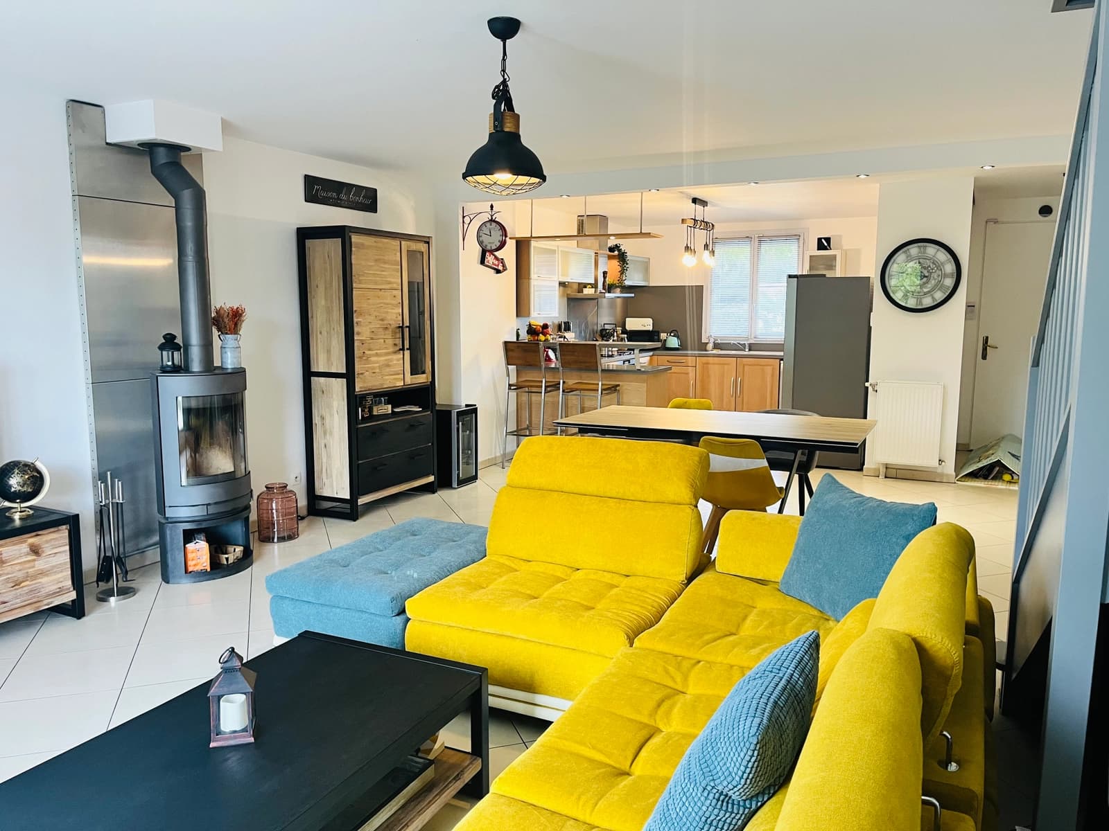 Salon dans Quartier résidentiel: maison au style américain unique - 1