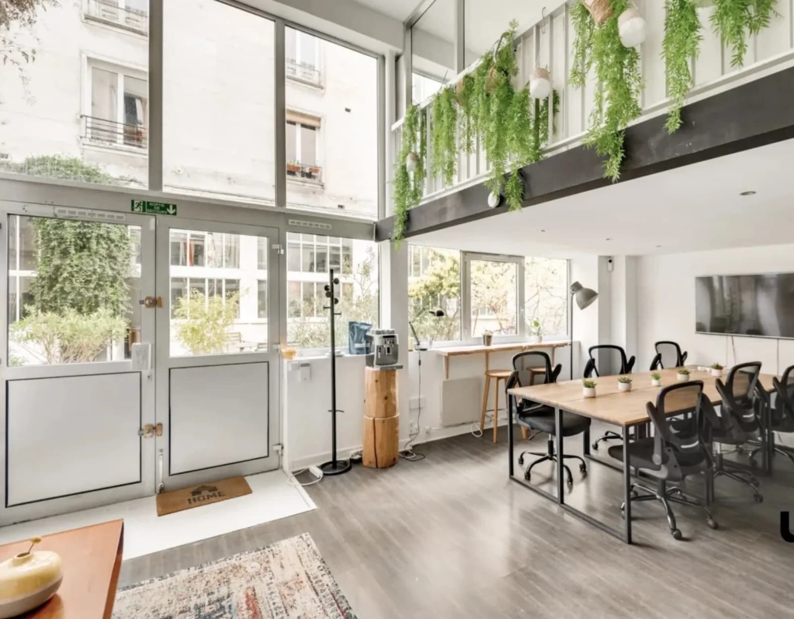 Space Planted courtyard space typical of the 11th arrondissement - 0
