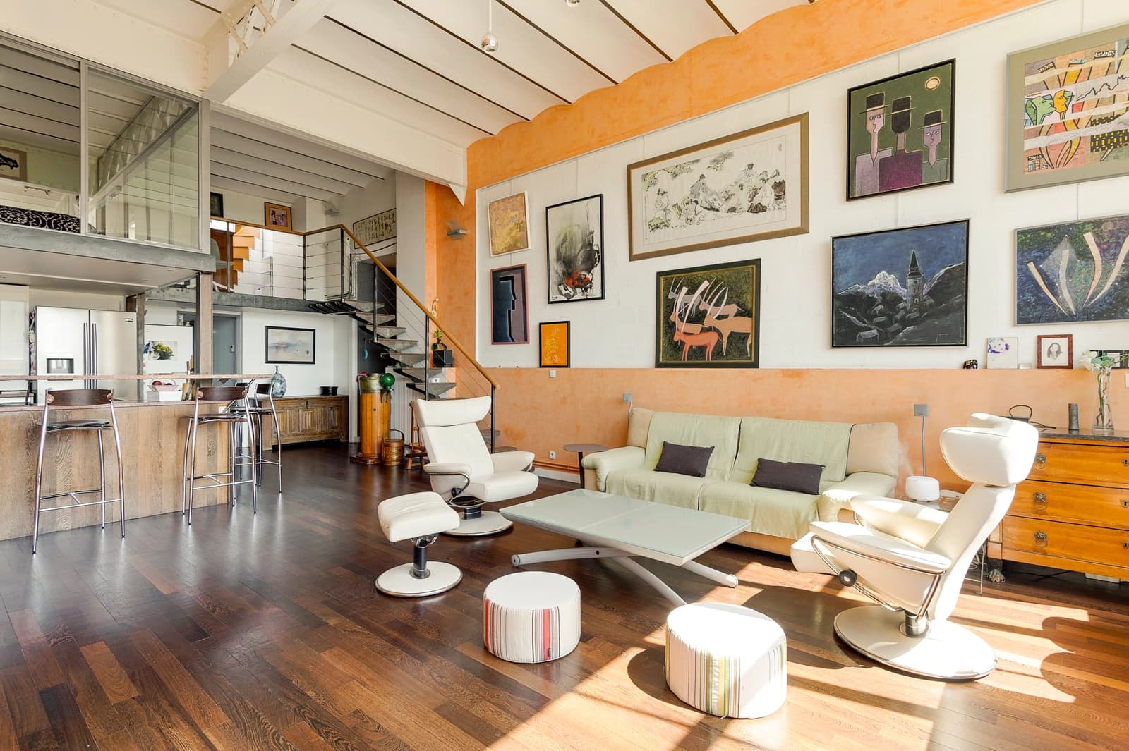 Salon dans Grand loft et son rooftop offrant une vue sur Paris - 1