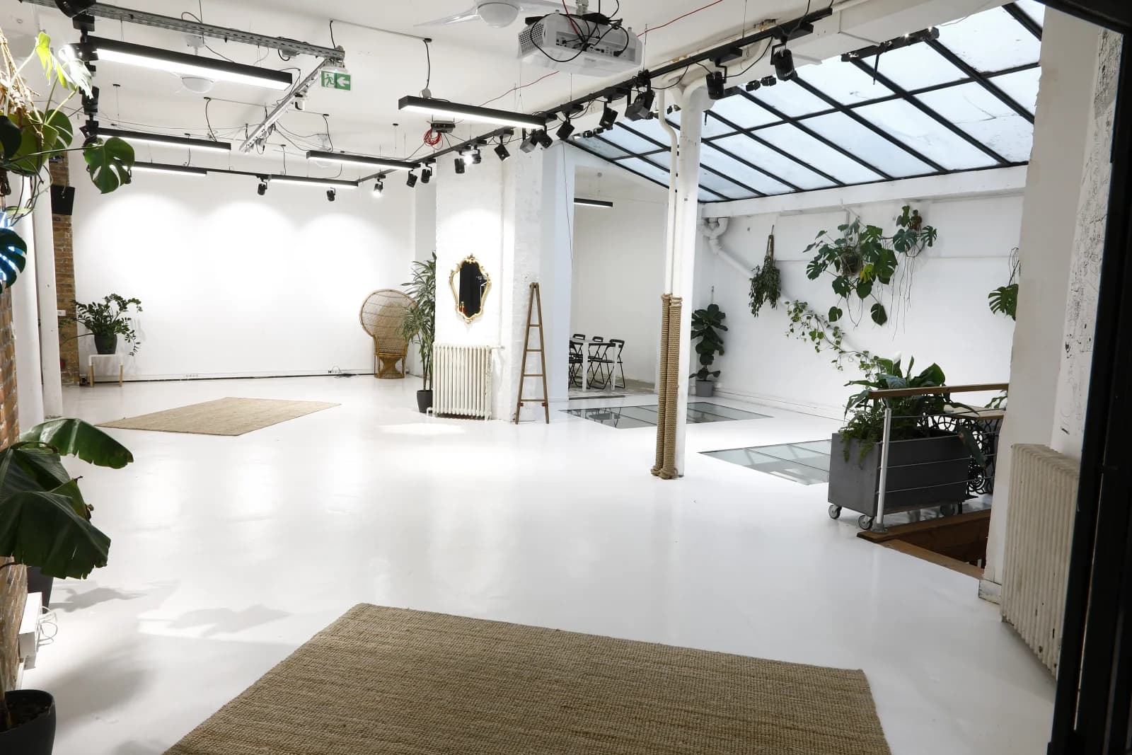 Espace Grand loft atypique baigné de lumière sous sa verrière - 2