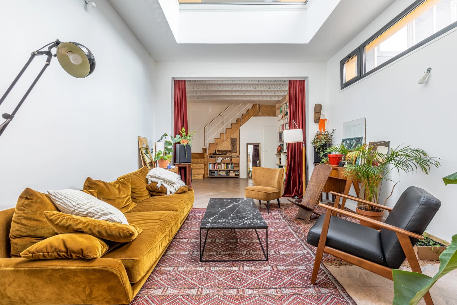 Living room in Backyard house with large atypical volume - 1