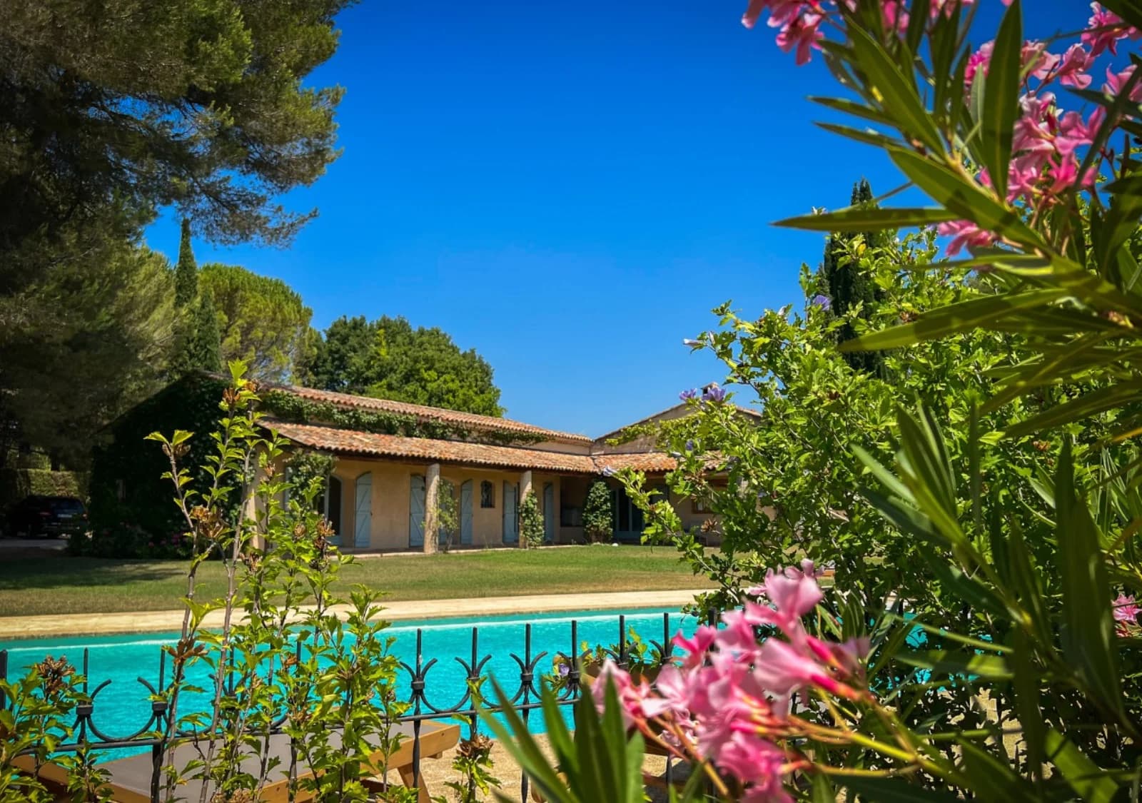 Space Villa with garden, swimming pool and tennis court - 2