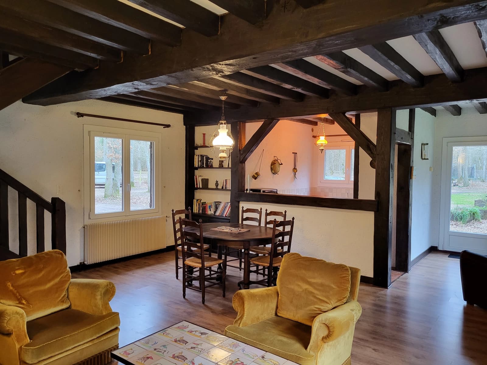 Salon dans Petite chaumière nichée au milieu des bois, un conte de fées - 1
