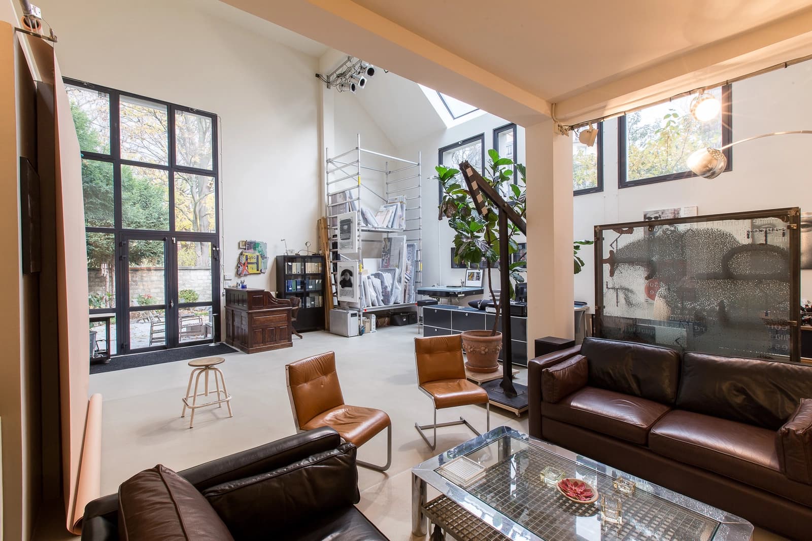 Living room in Artist's studio-loft, glass roof and garden - 1