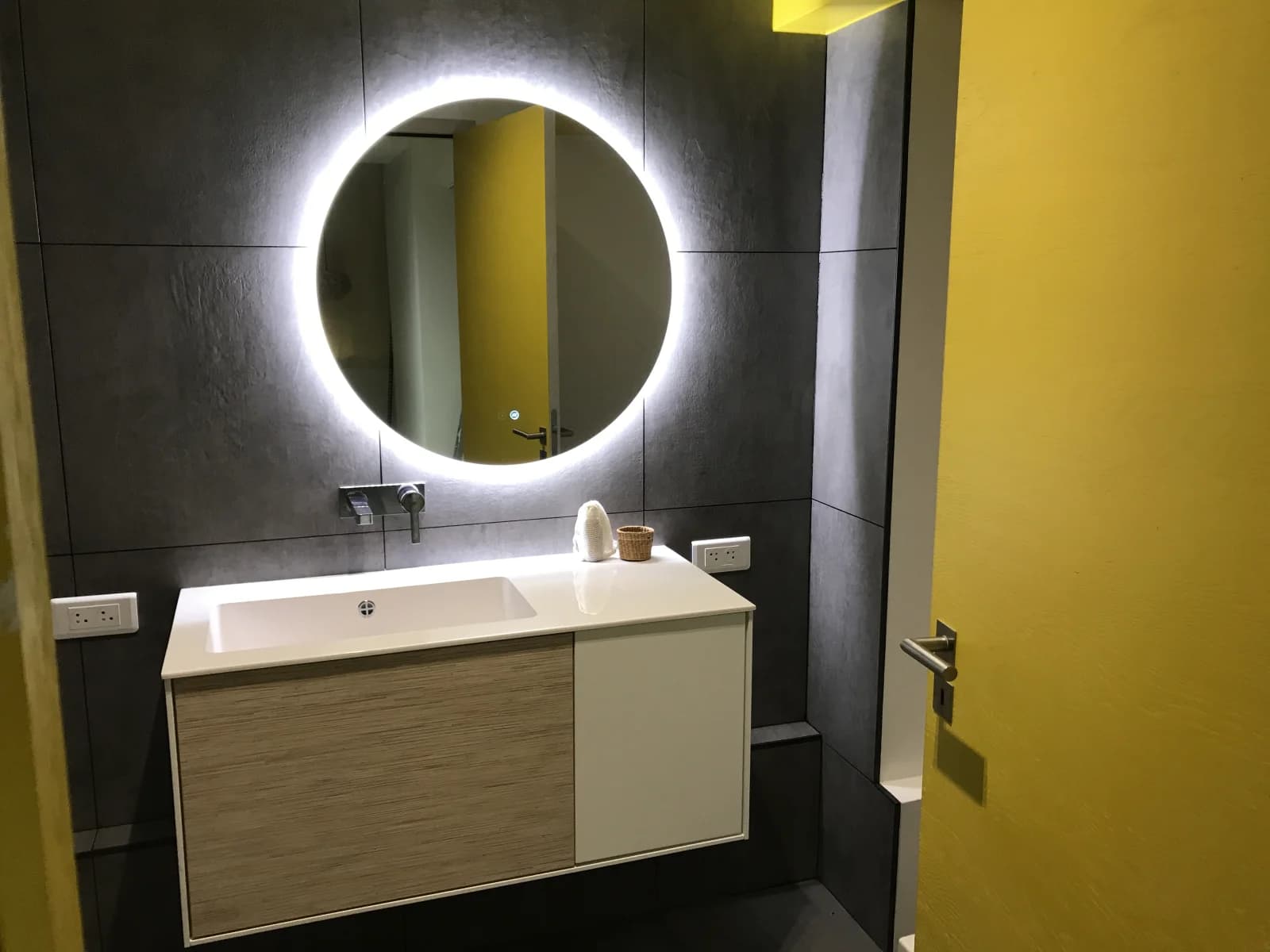 Salle de bain dans Grand appartement loft (140m²) de charme aux Lilas - 1