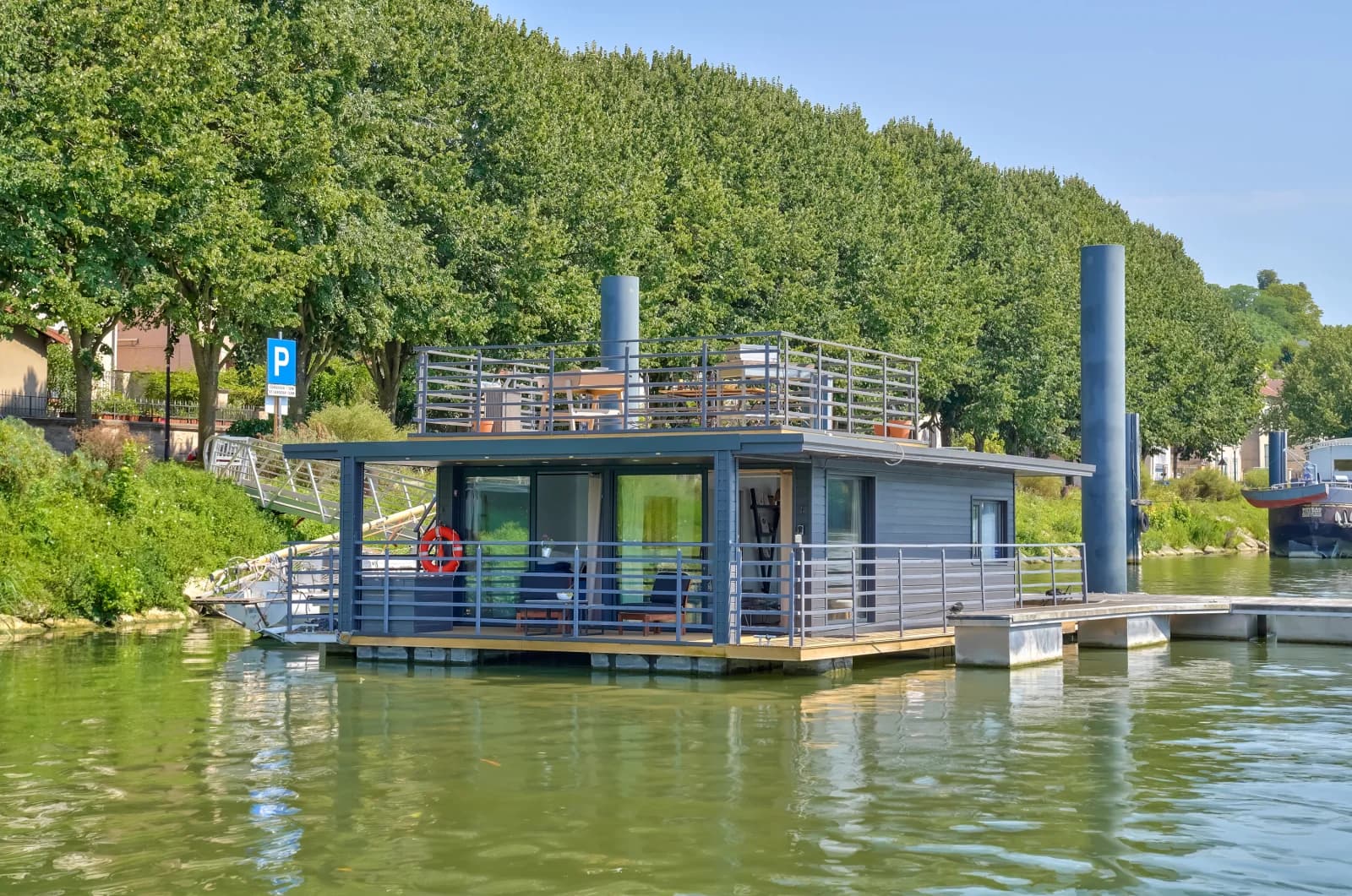 Habitat flottant avec double terrasse et vue imprenable