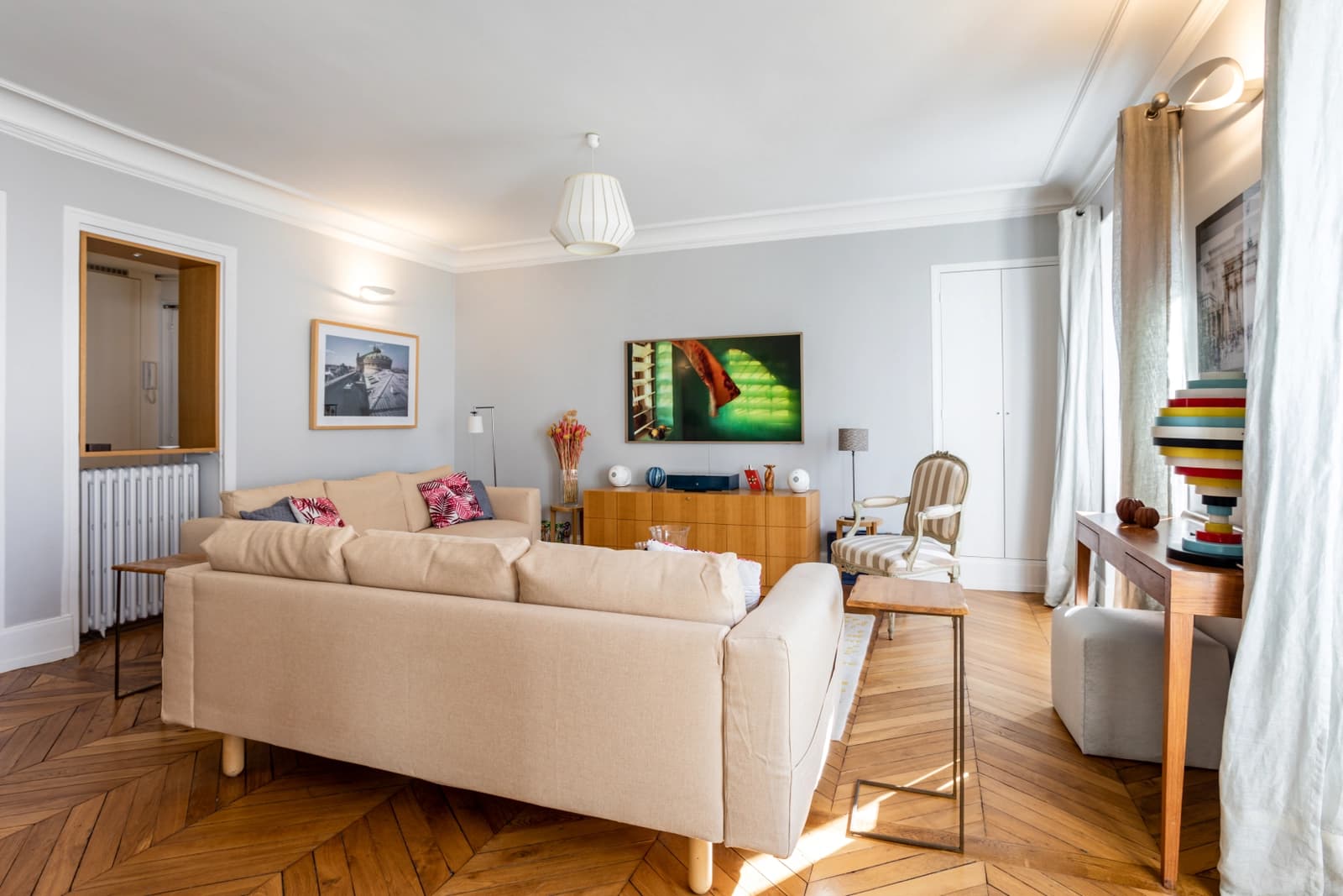 Salon dans Bel appartement au coeur de la célèbre rue des Martyrs - 1