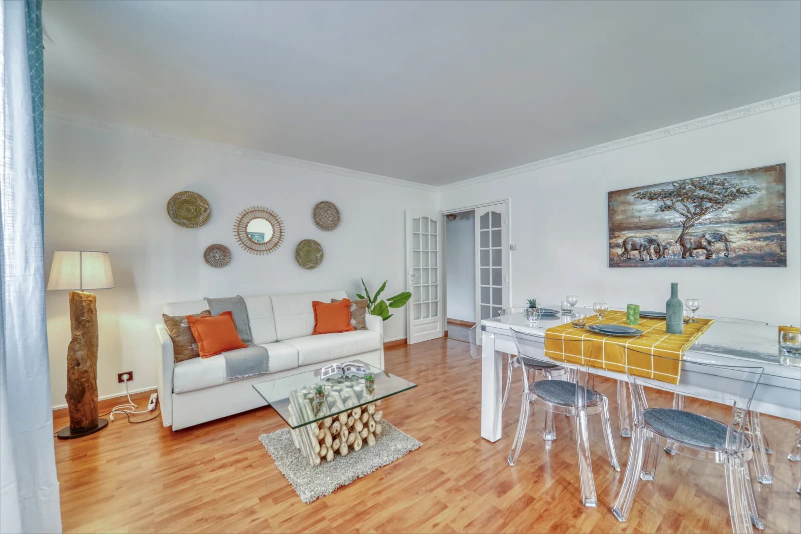 Meeting room in Chic, bright and colorful apartment with parking - 0