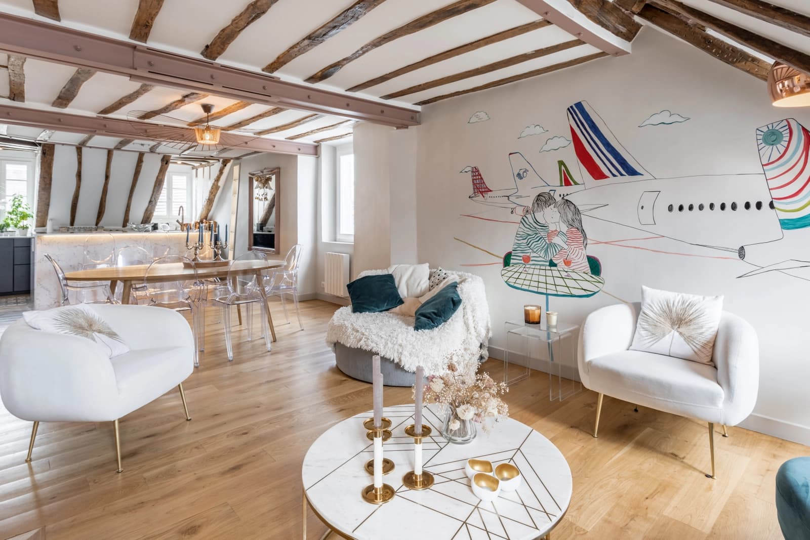 Salon dans Logement de charme aux poutres anciennes apparentes - 1