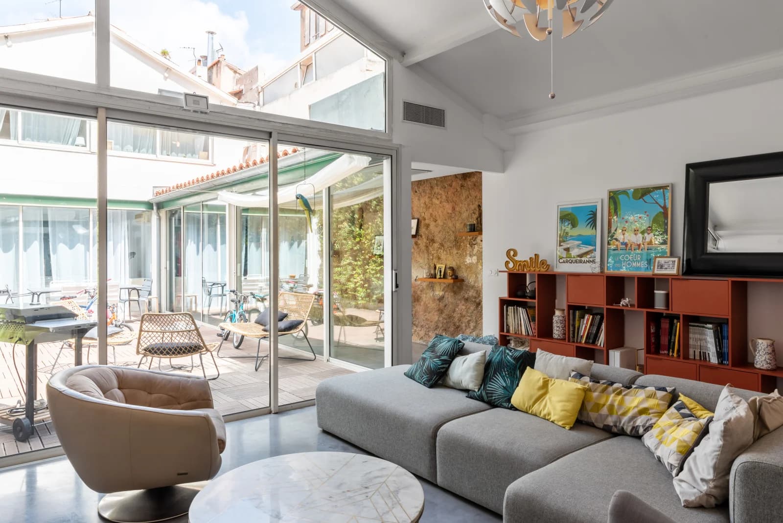 Salon dans Loft de charme avec son patio verdoyant et intimiste - 1