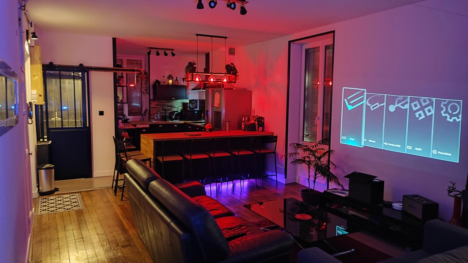 Salon dans Appartement convivial avec un grand bar central - 1