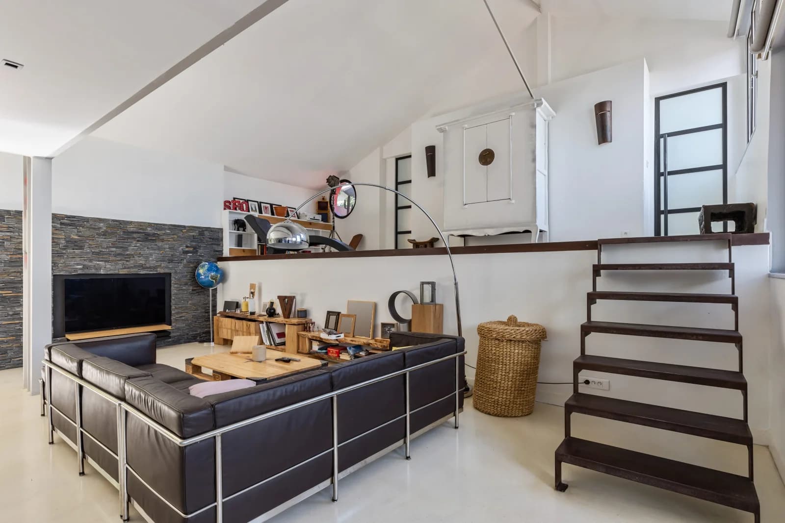 Cuisine dans Loft baigné de clarté avec sa terrasse ensoleillée - 1