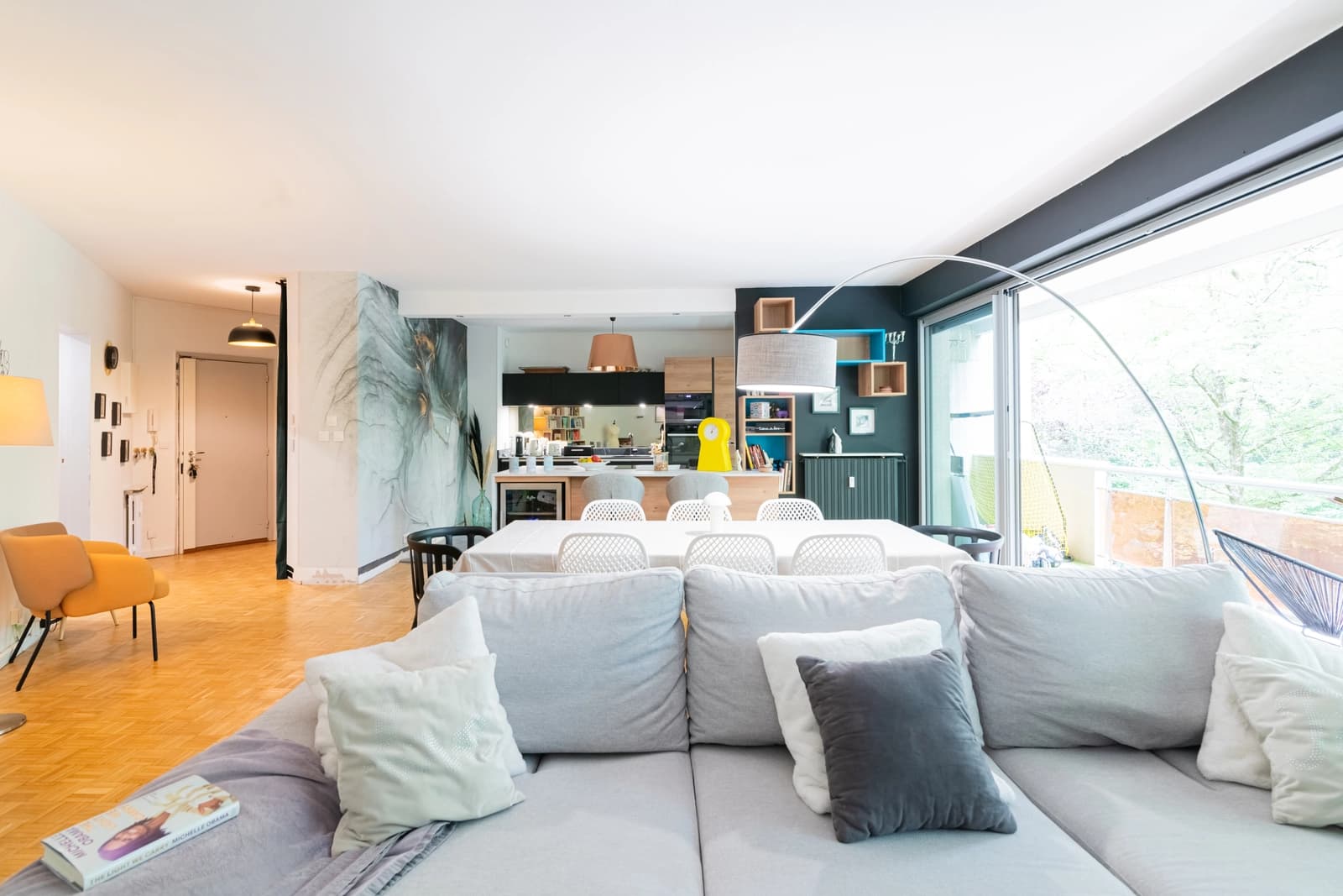 Salon dans Logement offrant une perspective apaisante sur un parc - 1
