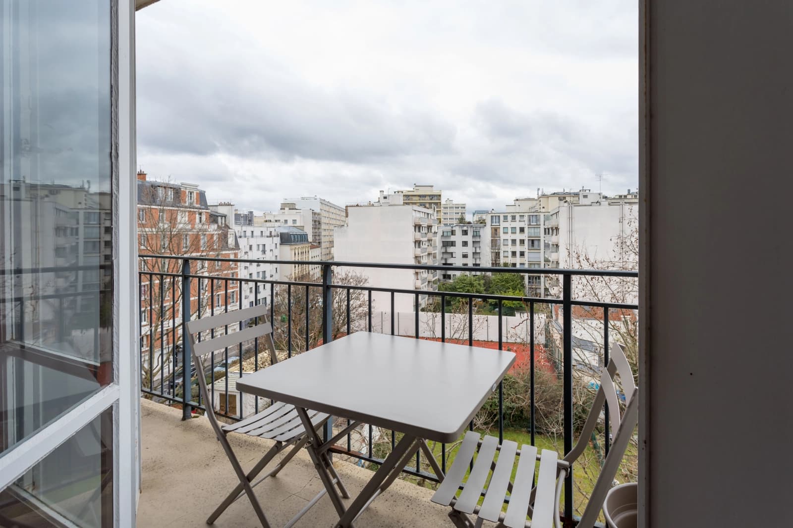 Salle de réunion dans Un lieu cosy où la lumière douce invite à la détente - 1
