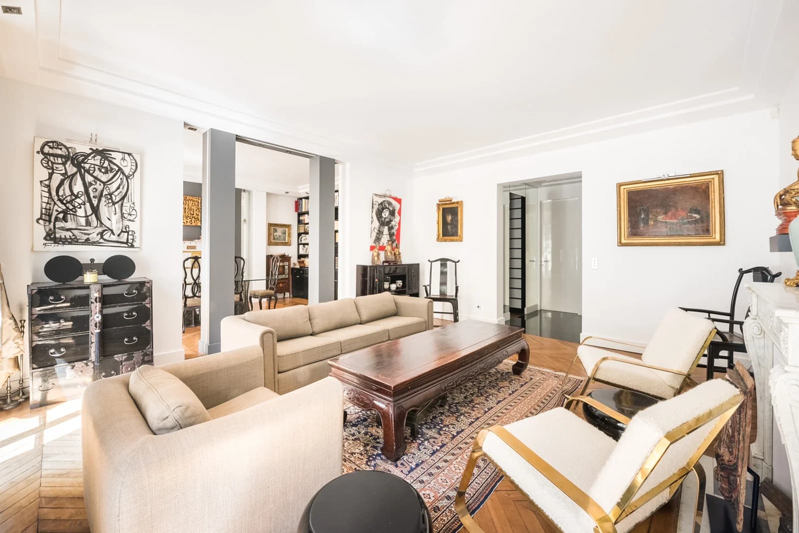 Living room in Parisian elegance - 1
