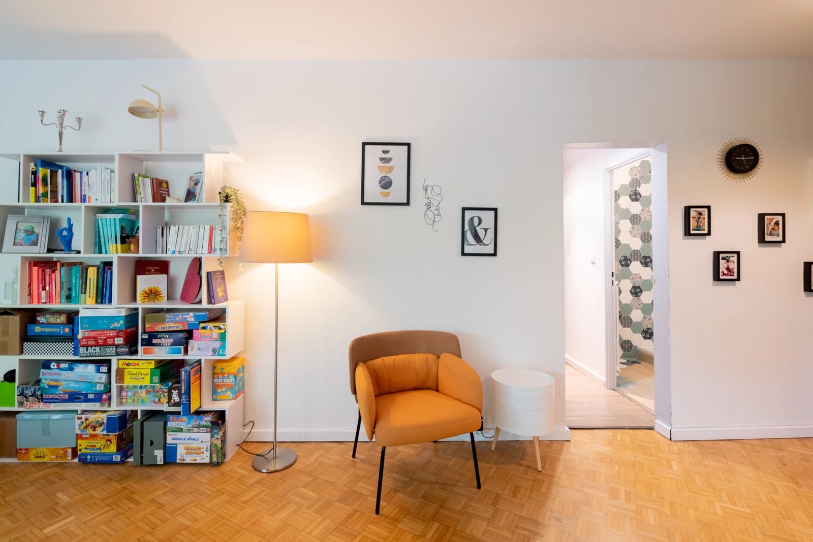 Salon dans Logement offrant une perspective apaisante sur un parc - 1