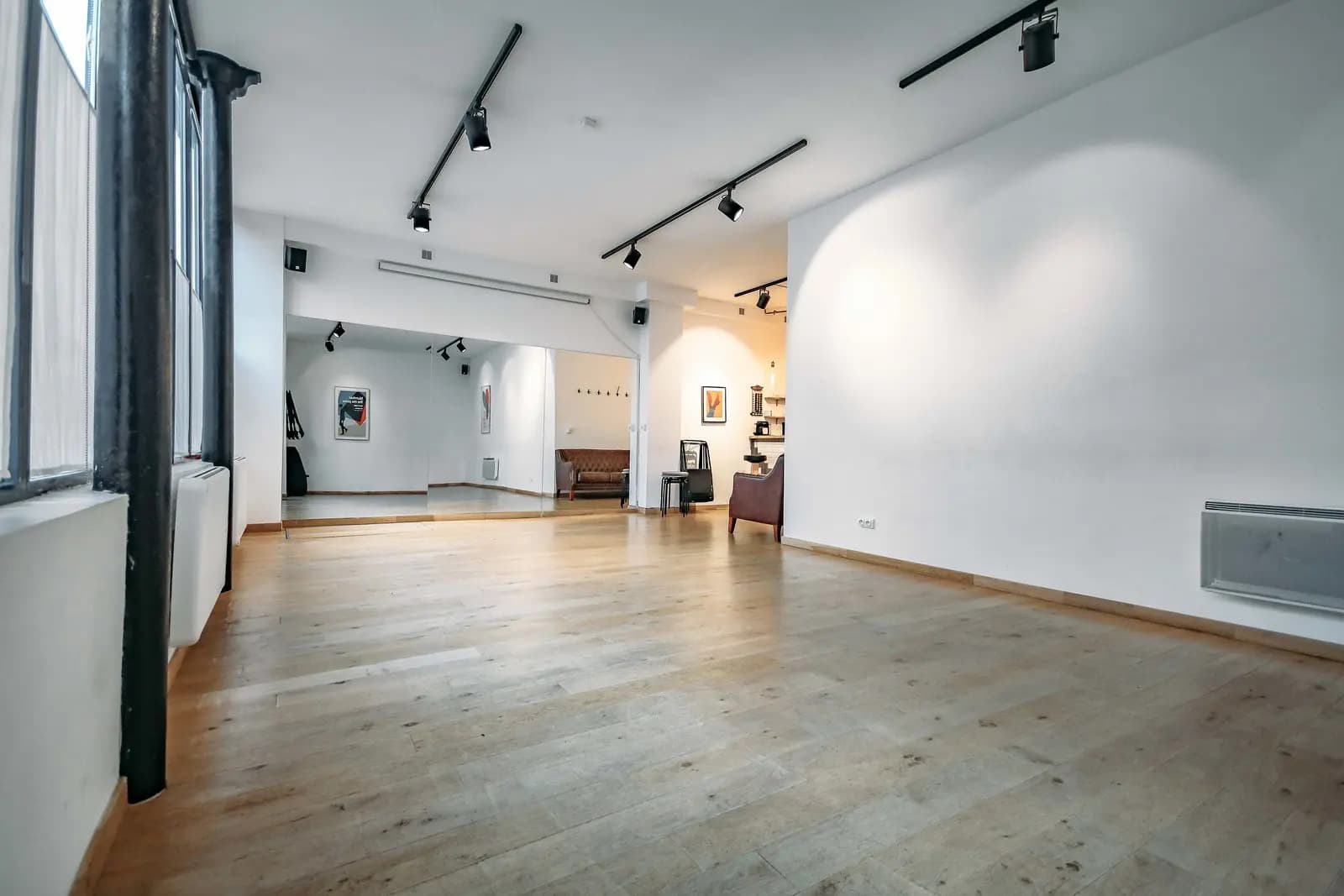 Living room in Artist's studio - Oberkampf-Couronne district - 1