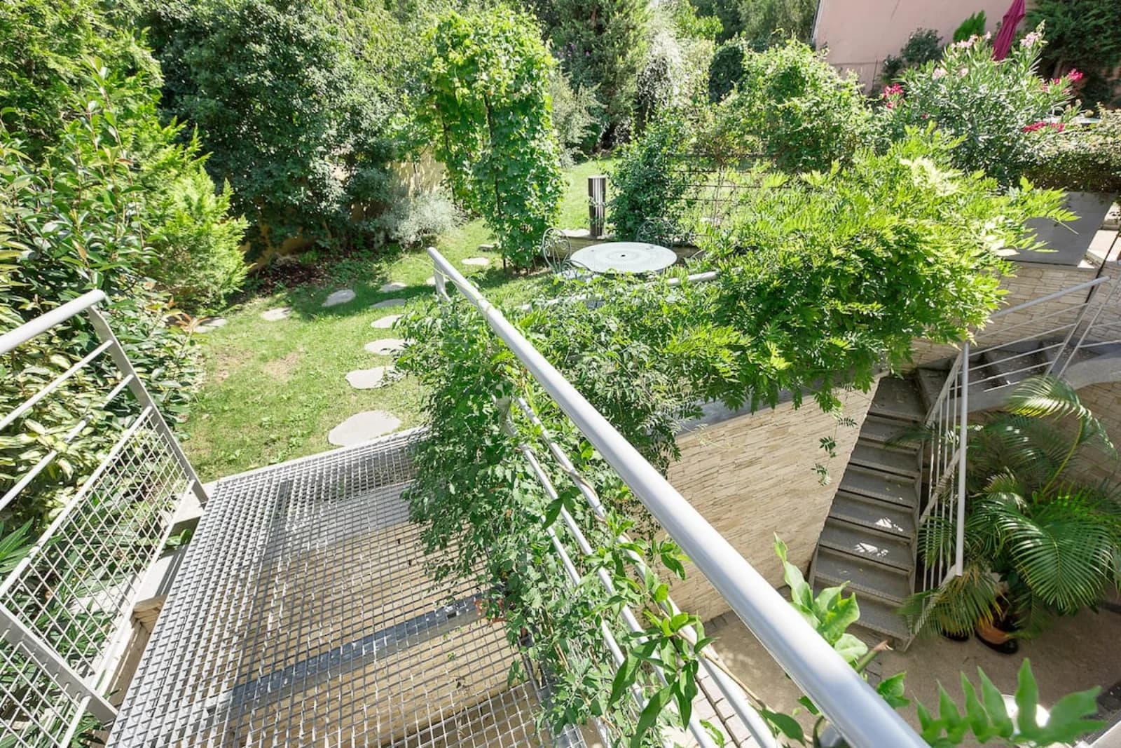 Space House in Croix-Rousse with garden - 4