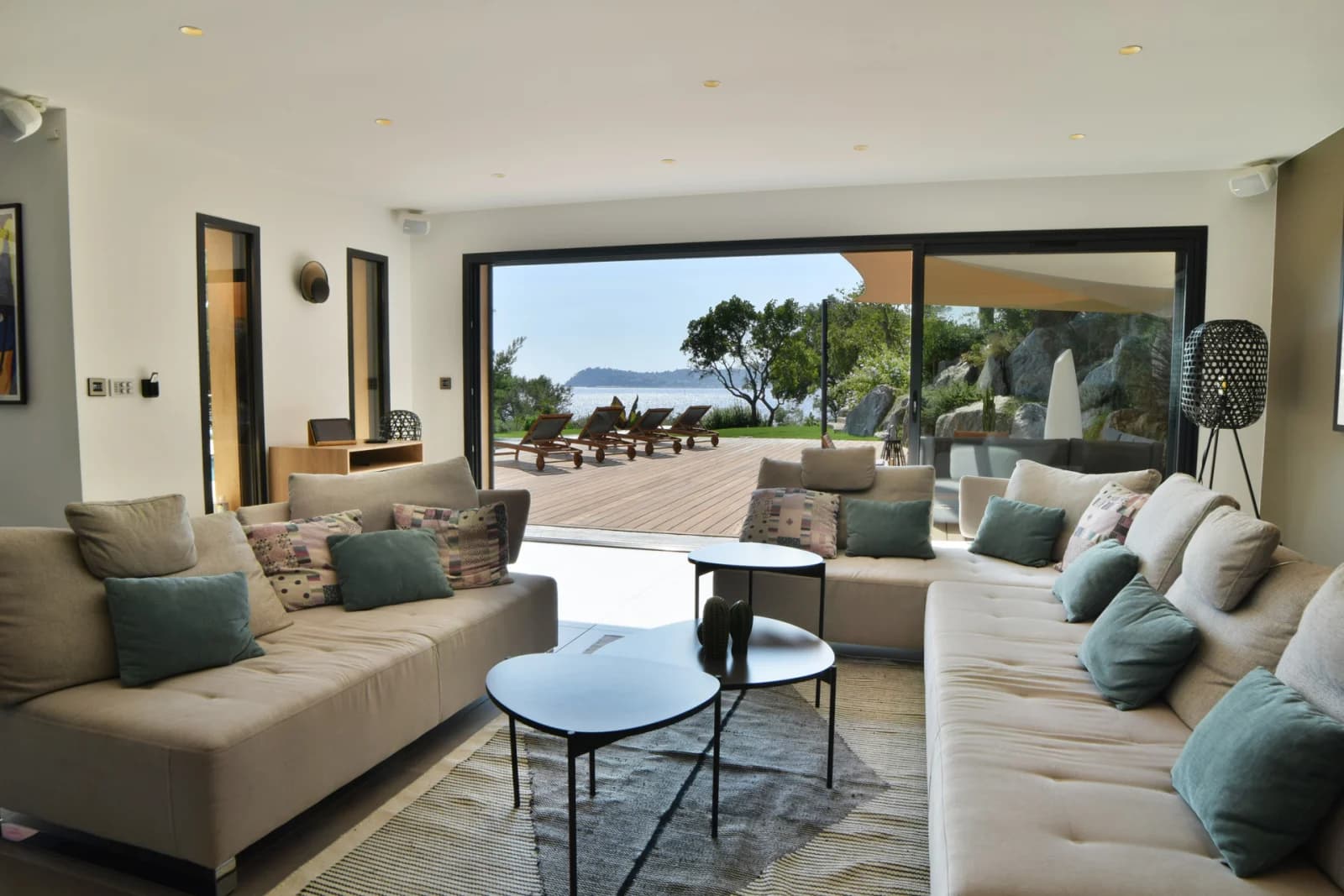 Salon dans Villa "pieds dans l'eau" au Golfe de Saint-Tropez - 1