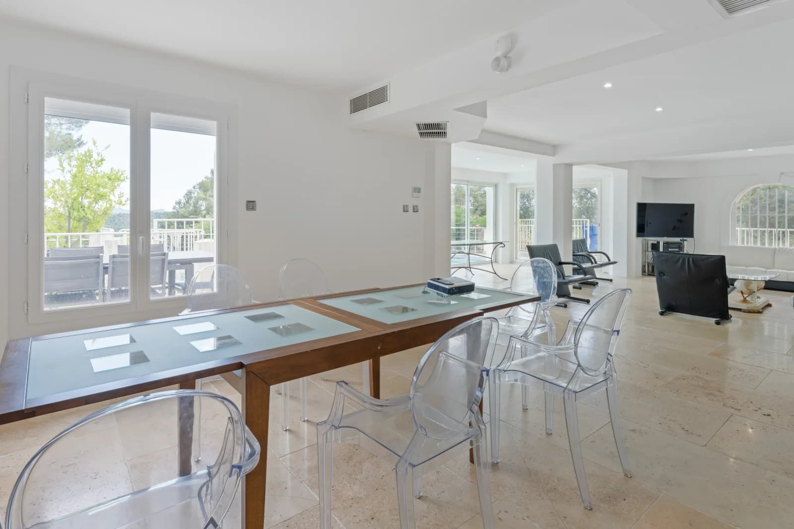 Vaste espace (320m²) avec bassin de nage et zone détente
