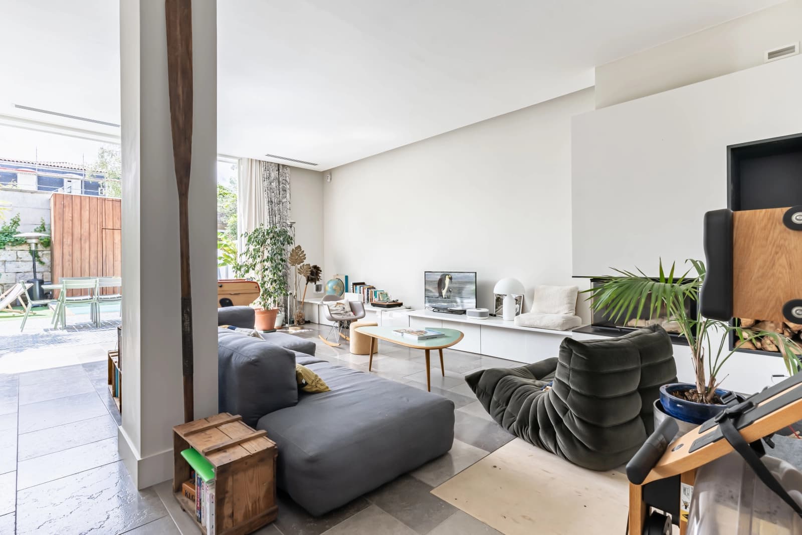 Living room in House with garden, pool and fireplace - 1