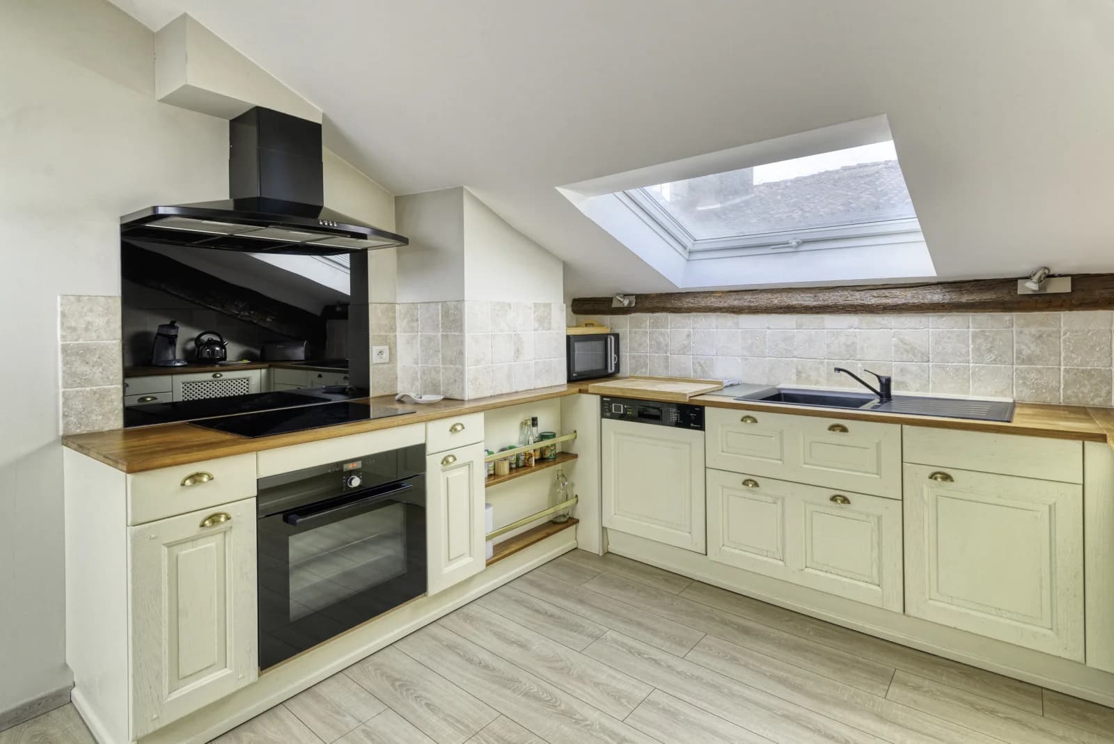 Cuisine dans Adresse de prestige pour ce charmant appartement unique - 1