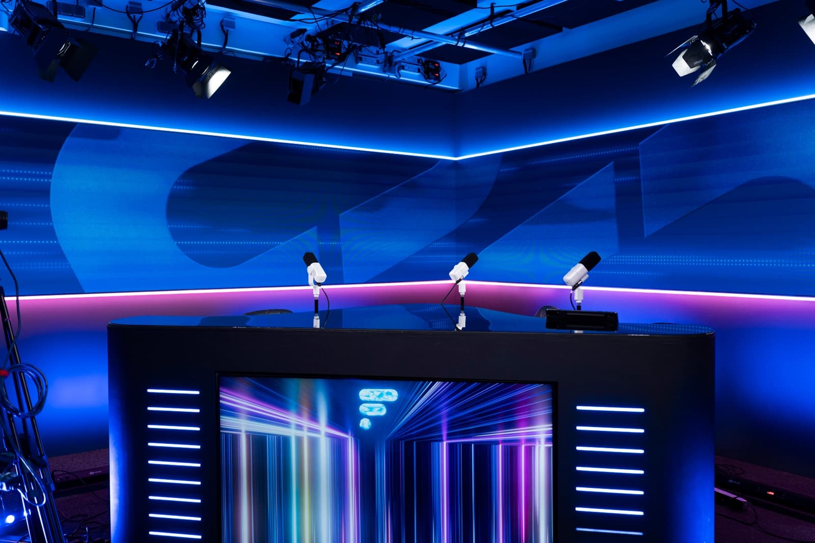 Space Talkshow Paris 2 studio set 9m LED screen - 2