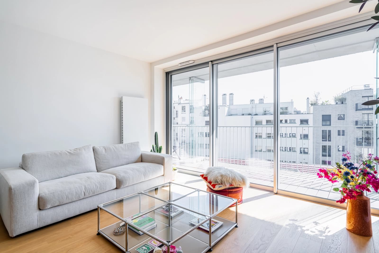 Salon dans Appartement moderne avec terrasse et vue Sacré-Coeur - 1