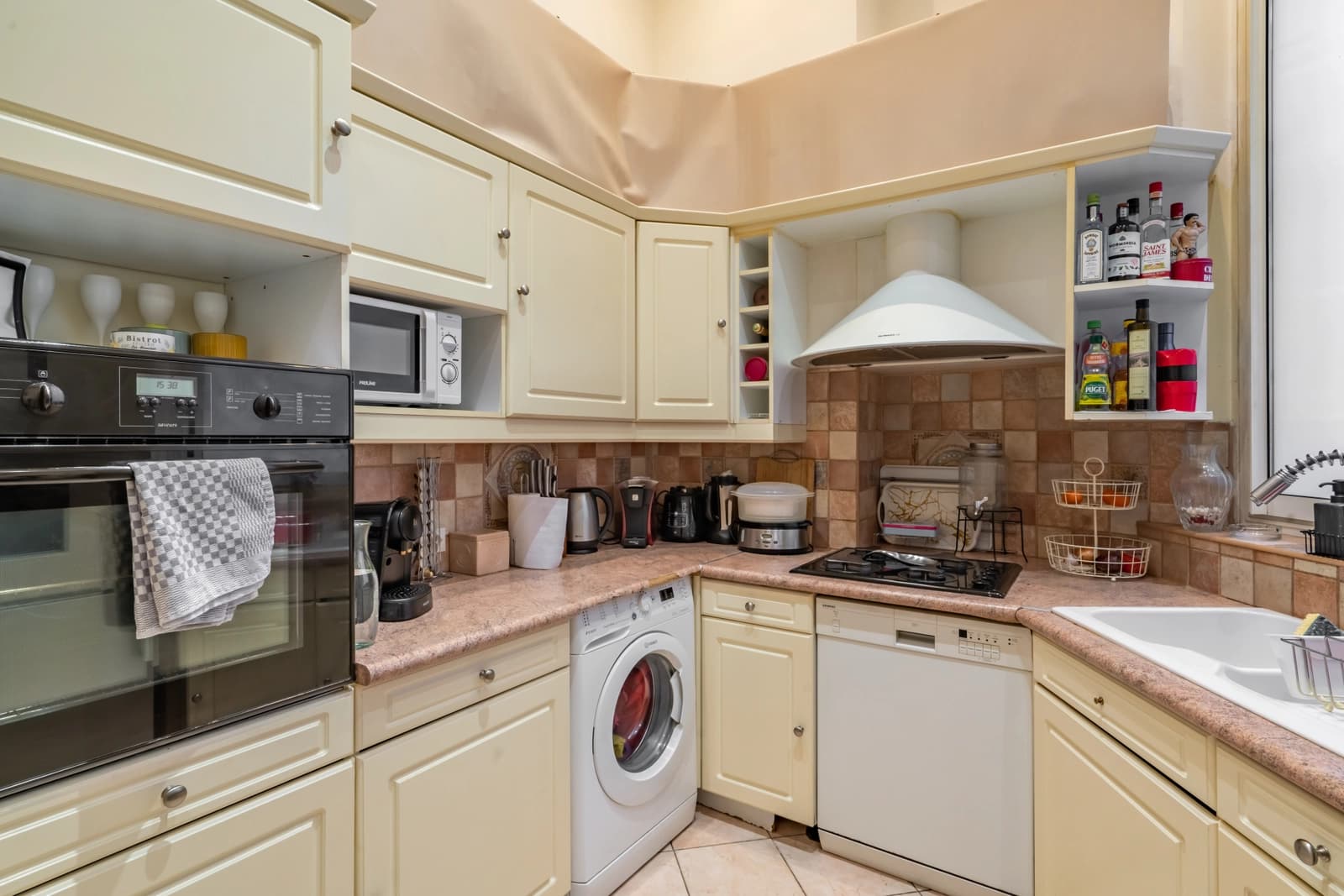Kitchen in Apartment at the foot of the Eiffel Tower - 1