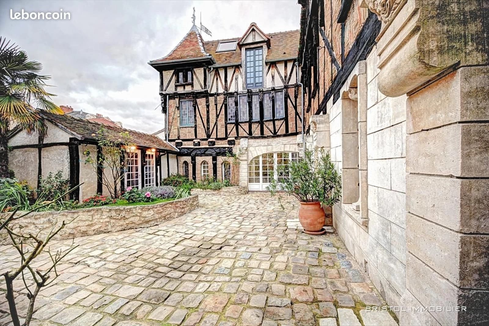 Salle de réunion dans Location d'un manoir au charme atypique et unique - 1