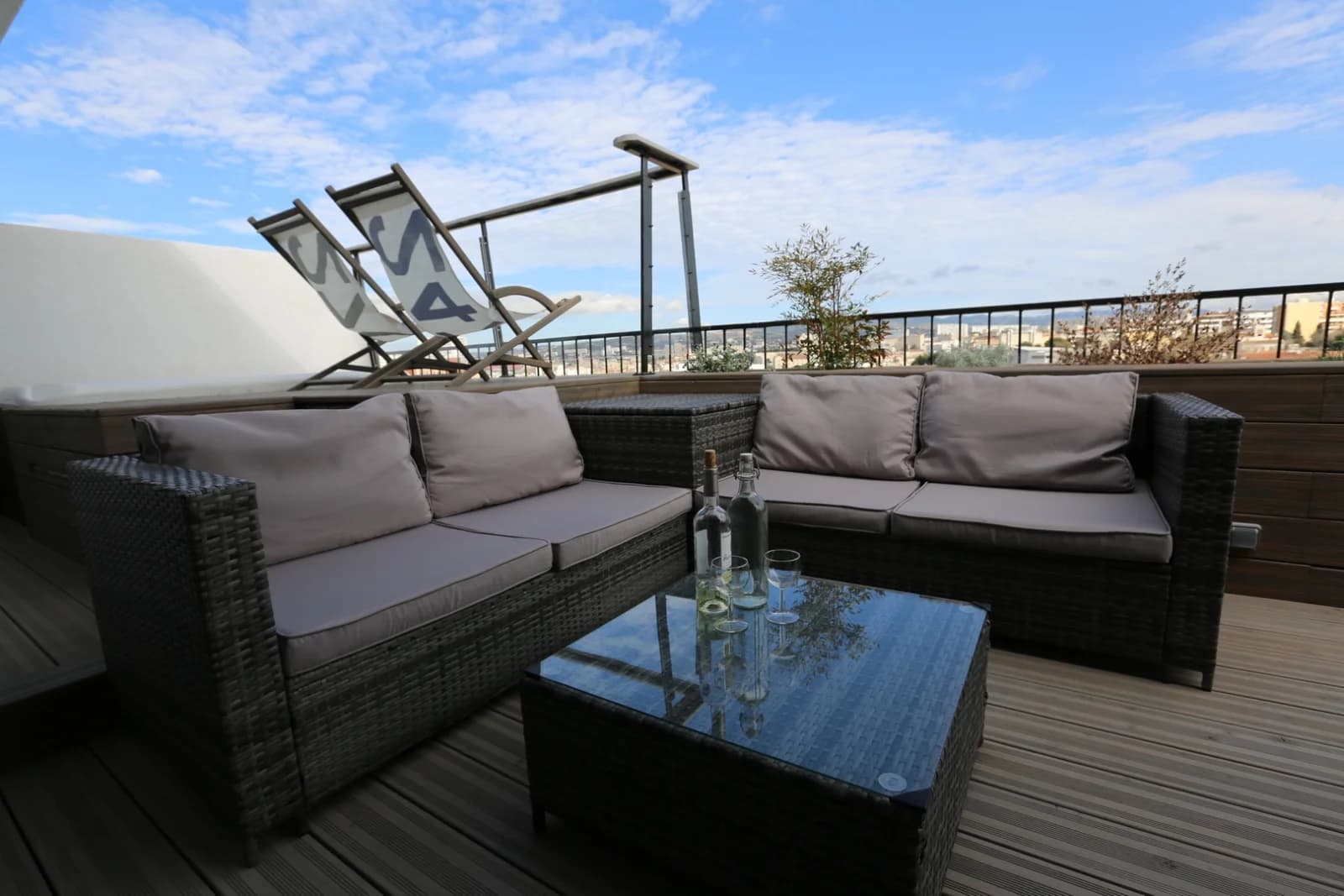 Salon dans Appartement en rooftop avec terrasse et spa privatif - 1