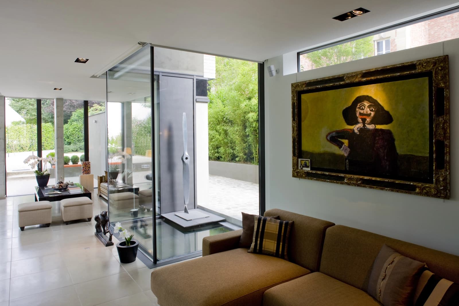 Salon dans Baies vitrées totales ouvrant sur un jardin superbe - 1