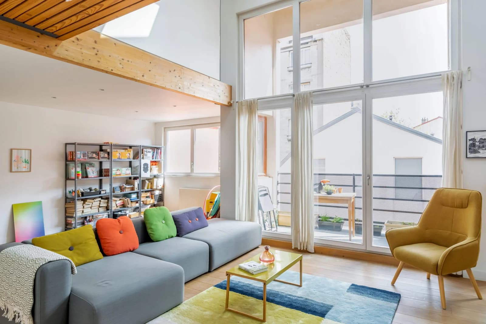 Living room in 190m² loft with large, bright living room - 1