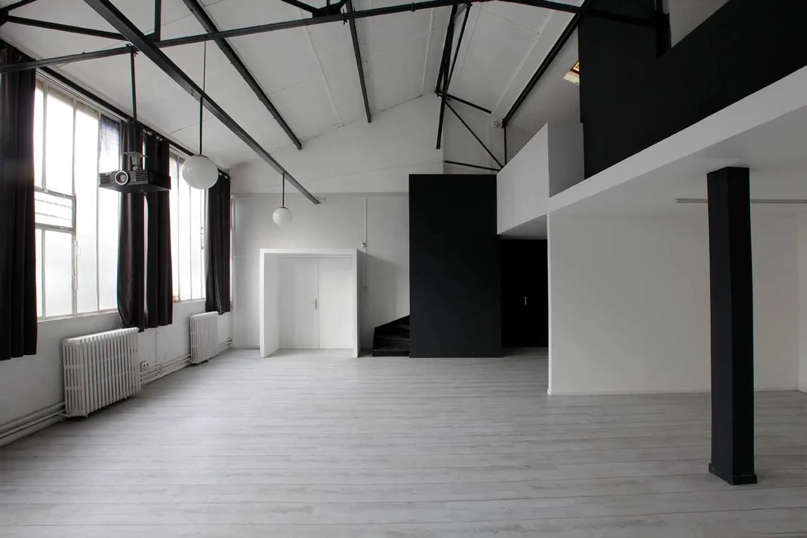 Space Industrial artist's studio in the heart of Montreuil - 3