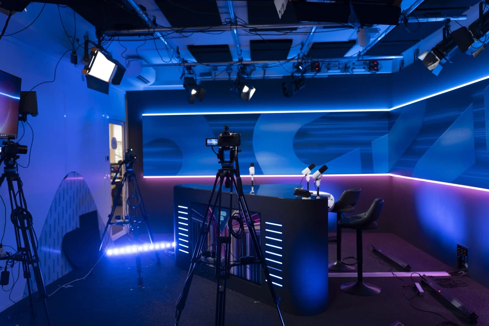 Space Talkshow Paris 2 studio set 9m LED screen - 0