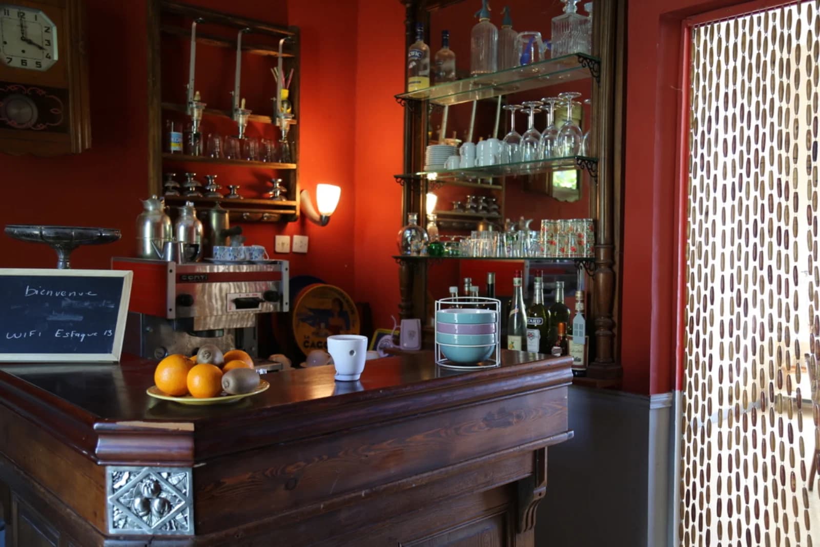 Kitchen in A Marseille bastide that plunges into the sea - 1