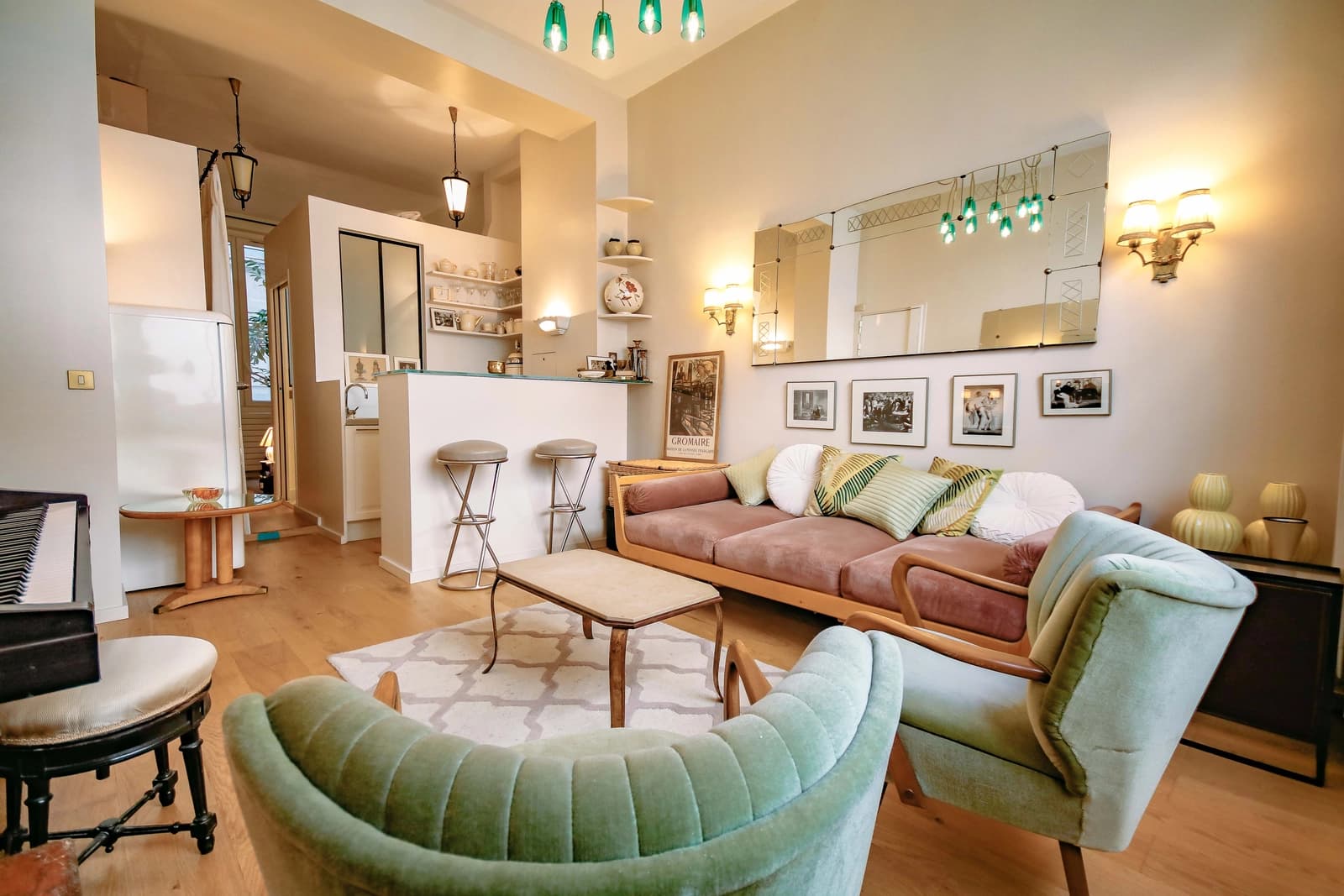 Living room in A cosy, retro-style space - 1