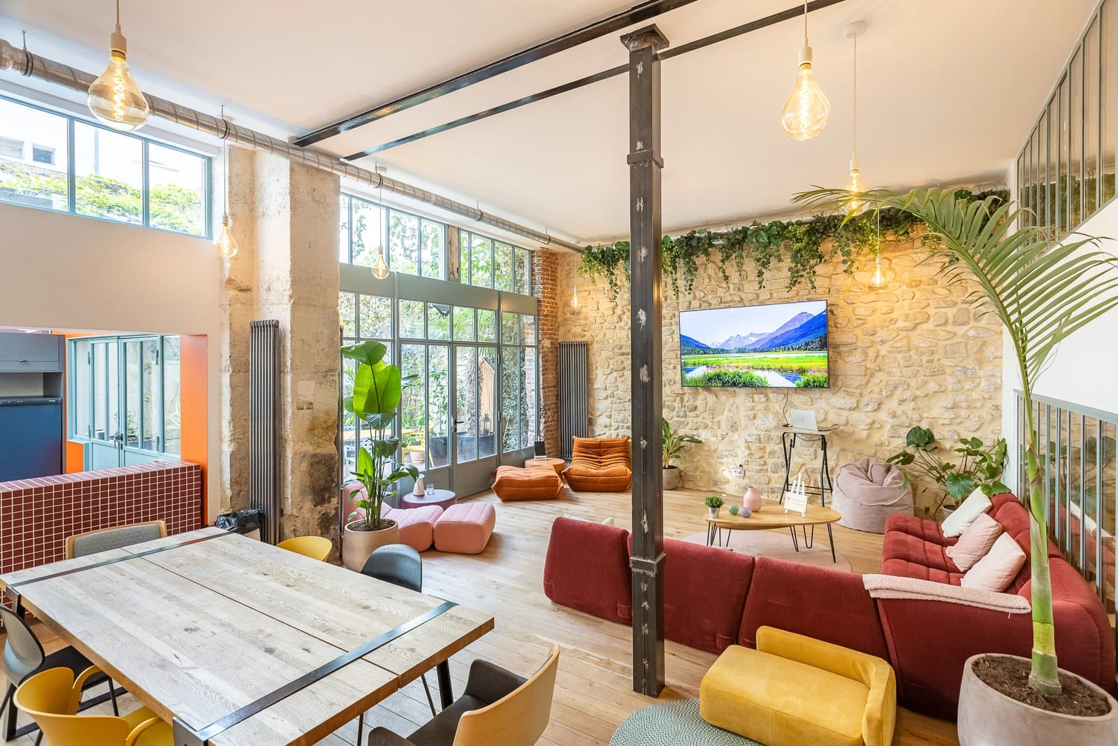 Atelier d'artiste parisien avec terrasse, lieu inspirant