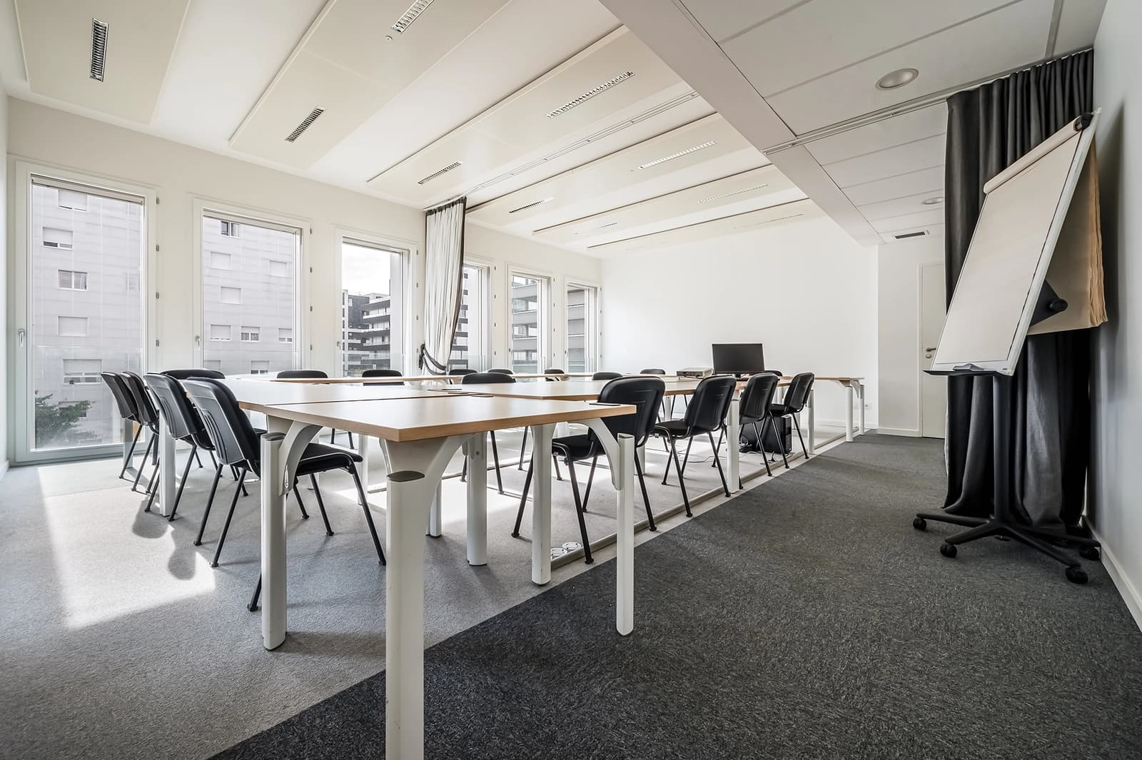 Vaste salle de 48m² pour accueillir jusqu'à 25 personnes