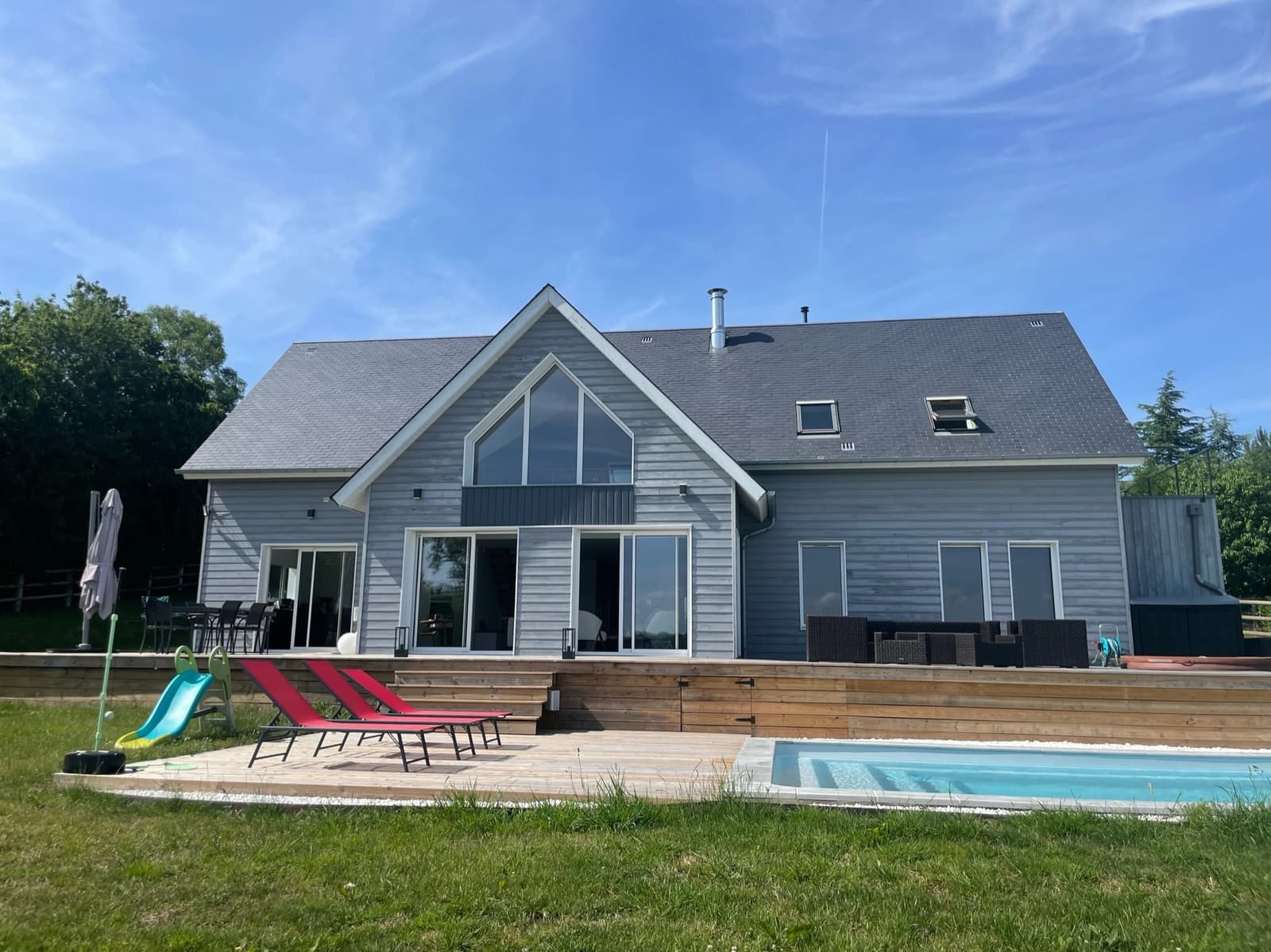Maison en bois avec piscine, une oasis de nature