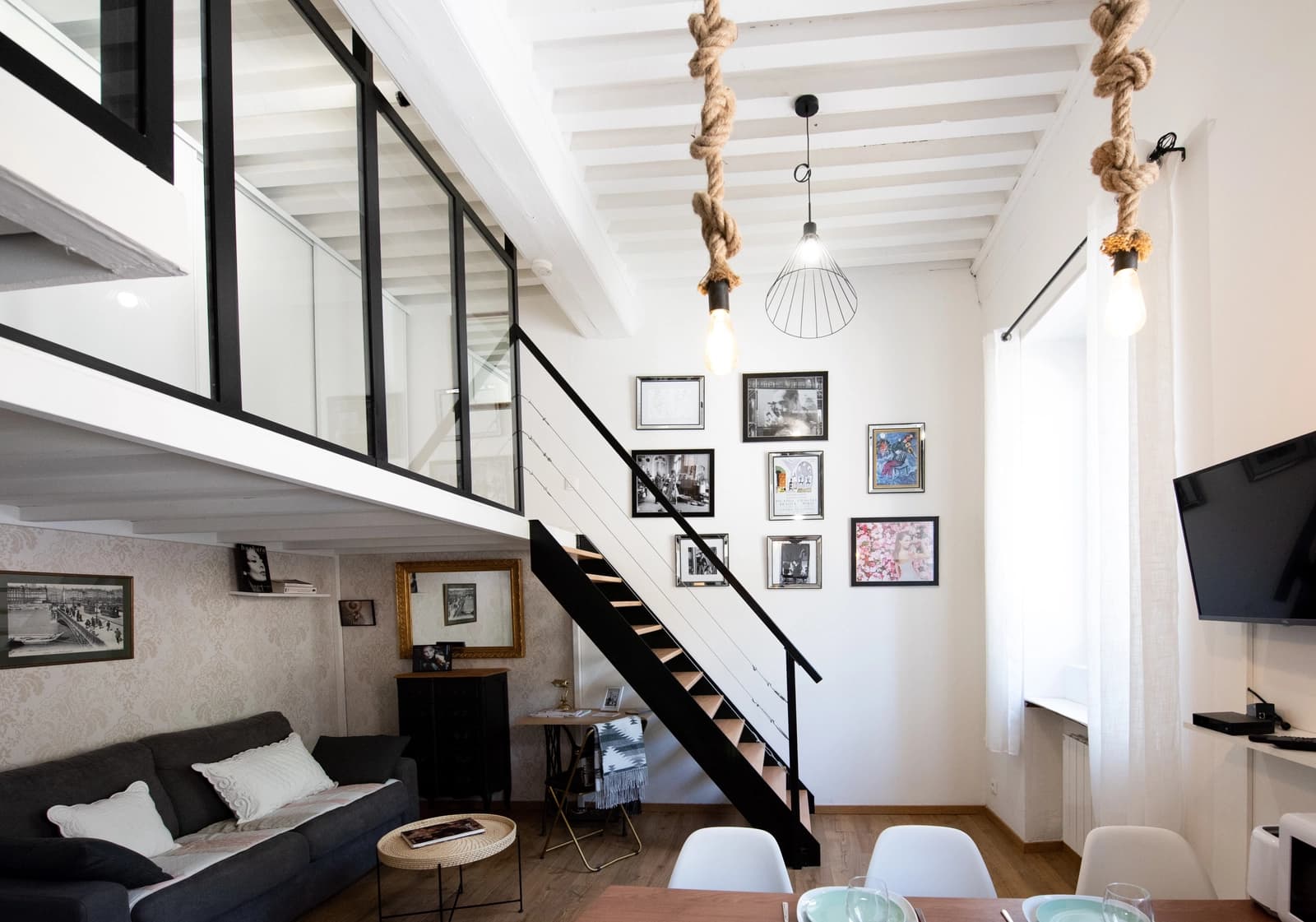 Salon dans Ferratière: appartement moderne avec une mezzanine astucieuse - 0