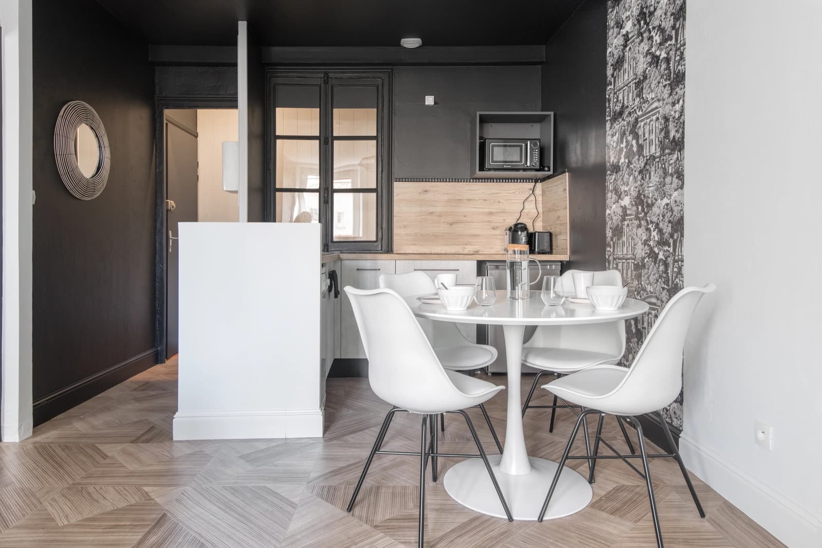 Salle de réunion dans Le Perroquet: ambiance exotique au coeur de La Rochelle - 1